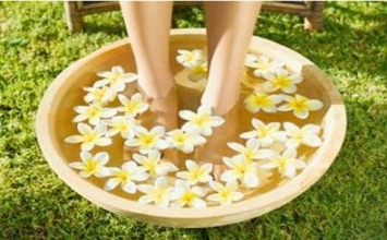 Ngâm chân nước nóng rất tốt cho chân và não